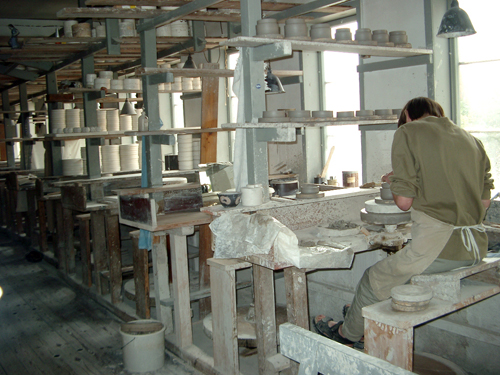 I en gammal keramikfabrik, numera museum.